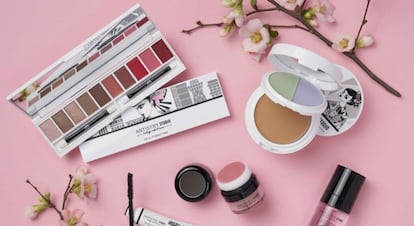 La firma de maquillaje Artistry Studio se ha adentrado, después de hacerlo en Nueva York, París o Bangkok, en Tokio, una ciudad de contrastes. La colección está inspirada en las flores de cerezo y en la colorida cultura kawaii. Todo ello se refleja en máscaras que dan volumen y color, hasta paletas para ojos y labios. Además, Tokyo Edition cuenta con la colaboración de la artista Rumi Kuraji, que viste con sus vistosos dibujos los envases de los productos. Un apunte de color para un verano diferente. Precio de la paleta: 46 euros. 