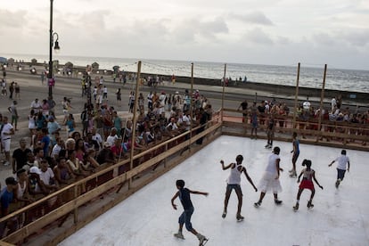 Instalación 'La esquina fría' en el malecón del artista estadounidense Duke Riley. Un grupo de jóvenes patinan sobre hielo (sin hielo) en una pista artificial.