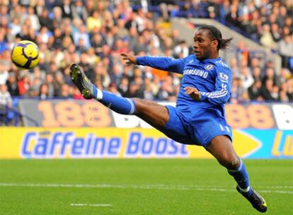 Drogba, durante un partido de la <i>Premier</i> con el Chelsea.