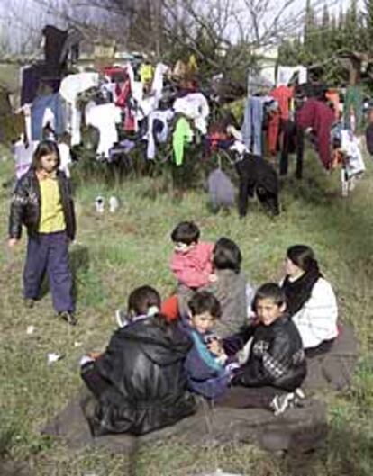 Inmigrantes kurdos, ayer en el campamento de Fréjus.