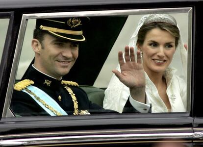 Los príncipes de Asturias saludan desde el vehículo en el que recorrieron las principales calles del centro de Madrid el día de su boda, hace una década.
