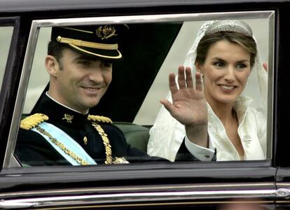 Los pr&iacute;ncipes de Asturias saludan desde el veh&iacute;culo en el que recorrieron las principales calles del centro de Madrid el d&iacute;a de su boda, hace una d&eacute;cada.