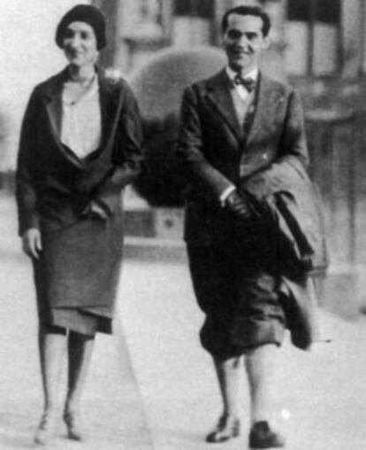 Federico García Lorca paseando por Nueva York con María Antonia Rivas Blair.