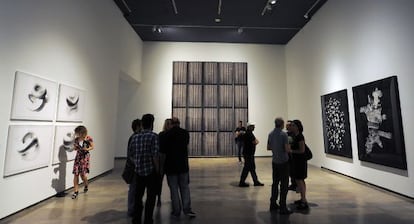 Una de las salas de la exposición ‘Acontraluz’, con algunos de los artistas en el centro.