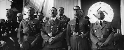 Adolf Hitler, en 1937 en Núremberg, rodeado de algunos de sus colaboradores, entre ellos Hess, Himmler y Streicher.