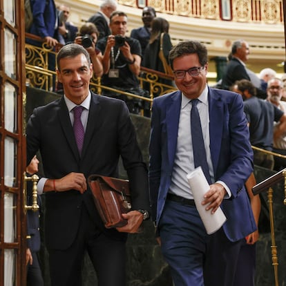 MADRID, 09/07/2025.- El presidente del gobierno Pedro Sánchez, y el ministro para la Transformación Digital y de la Función Pública Óscar López, tras el pleno en el Congreso de los Diputados, este miércoles. EFE/ Mariscal