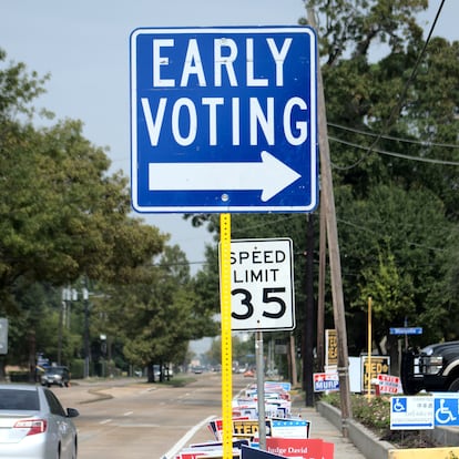 USA8242. PASADENA (TX, EEUU), 24/10/2024.- Fotografía de archivo del 25 de octubre de 2020 donde se muestra un cartel que indica el lugar de la votación anticipada junto a decenas de carteles de candidatos puestos en la entrada de un centro de votación adecuado al aire libre en Pasadena, Texas (EE.UU.). Para Ángelica Rodríguez, la política migratoria es tanto un tema prioritario a la hora de depositar su voto en Estados Unidos este próximo 5 de noviembre como un asunto personal. EFE/Alicia L. Pérez /ARCHIVO
