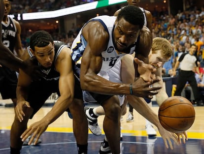 Tony Allen, cuando jugaba con Memphis Grizzlies, pugna por el balón entre Cory Joseph y Matt Boner, de los Spurs.