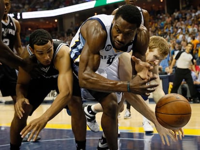 Tony Allen, quando jogava pelo Memphis Grizzlies, disputa pela bola com Cory Joseph e Matt Boner, do Spurs.