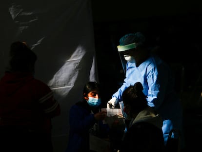 Una trabajadora atiende a una paciente en un centro de salud de Ciudad Juárez, el miércoles.