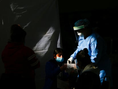 Una trabajadora atiende a una paciente en un centro de salud de Ciudad Juárez, el miércoles.