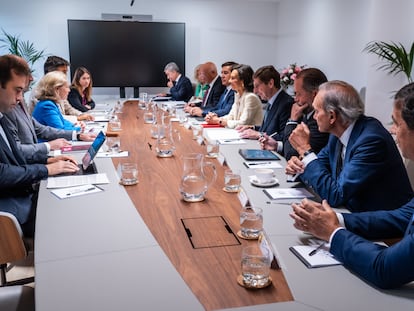 La vicepresidenta primera del Gobierno en funciones, Nadia Calviño (a la izquierda, en el centro), durante la reunión con los principales presidentes y consejeros delegados de la banca española, el lunes.