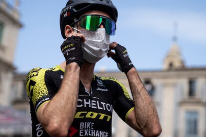 Simon Yates, el pasado día 6, se coloca la mascarilla mientras espera la salida de la cuarta etapa.