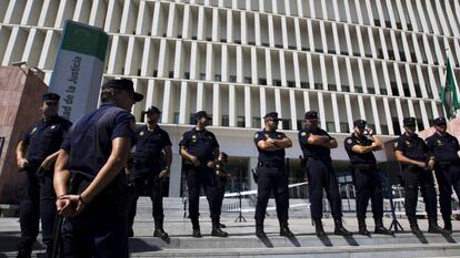 Agentes del cuerpo de Policía Nacional, ante la sede de la Audiencia Provincial de Málaga.