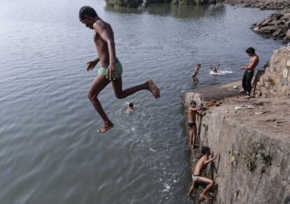 Un niño salta desde un puente en el mar Arábigo, en Bombay (India).