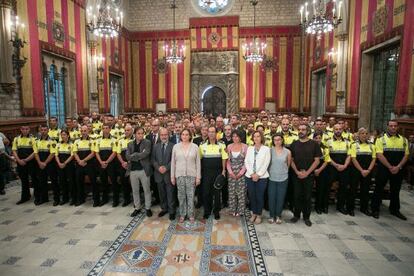 Ada Colau y parte de su equipo municipal, ayer en la toma de posesi&oacute;n de lo 93 nuevos agentes de la Guardia Urbana. 