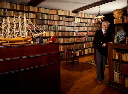 Julio Caro Baroja posa en la biblioteca de su casa de Itzea, barrio de Vera de Bidasoa (norte de Navarra), que había adquirido su tío Pío Baroja a principios del siglo XX