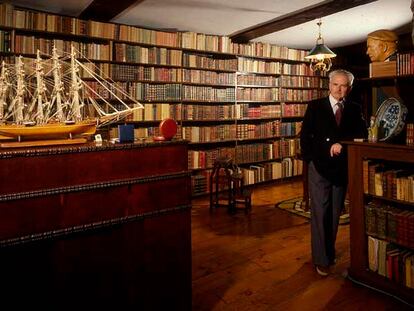 Julio Caro Baroja posa en la biblioteca de su casa de Itzea, barrio de Vera de Bidasoa (norte de Navarra), que había adquirido su tío Pío Baroja a principios del siglo XX