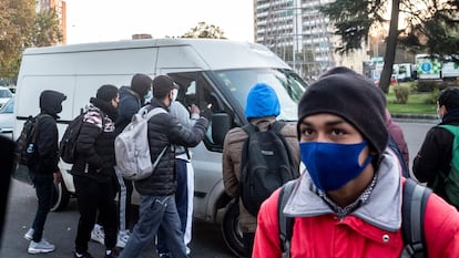 Cuando una furgoneta aparca en Plaza Elíptica, varias personas se amontona en torno al conductor en busca de un trabajo por el día.