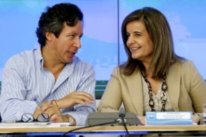 La ministra de Empleo, Fátima Báñez, conversa con el vicesecretario general de Organización y Electoral del PP, Carlos Floriano.