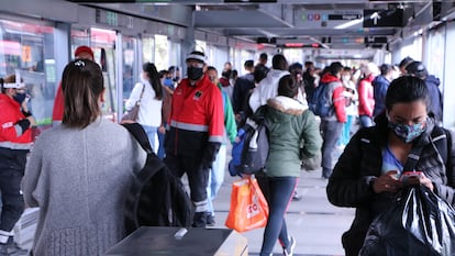 Usuarios del Transmilenio en Bogotá durante la pandemia.