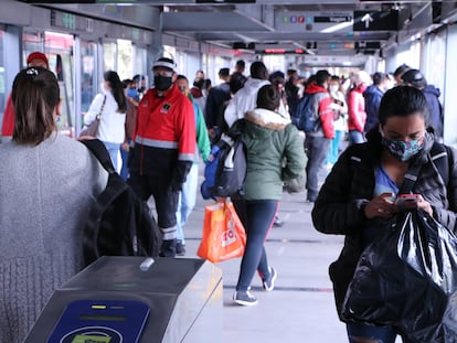 Usuarios del Transmilenio en Bogotá durante la pandemia.