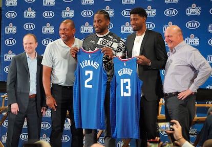 Kawhi Leonard (en el centro) y Steve Ballmer (derecha), dueño de los Clippers, en la presentación del jugador en 2019.
