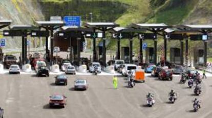 Los vehículos circulan por la "Supersur", la autopista de peaje que bordea Bilbao alternativa a la A-8. EFE/Archivo