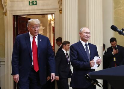 Trump y Putin llegan a la sala de prensa para ofrecer declaraciones tras su reunión. 