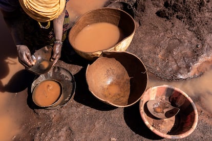 Un minero artesanal busca oro en la mina de Karakaene.