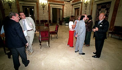 Antonio Moreno (izquierda) y Simón Viñals (derecha), ayer durante el pleno del Ayuntamiento de Madrid.