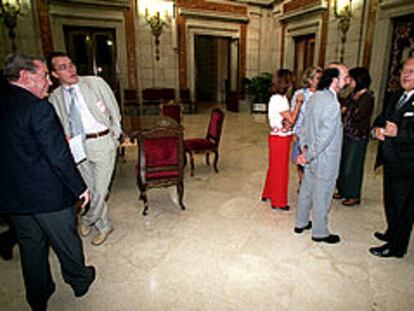 Antonio Moreno (izquierda) y Simón Viñals (derecha), ayer durante el pleno del Ayuntamiento de Madrid.