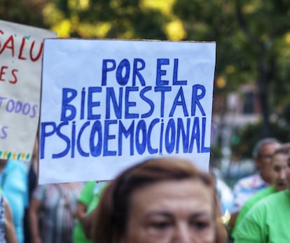 Un manifestante sostiene una pancarta durante una marcha de Atocha a Cibeles por la salud mental como derecho universal, en Madrid el pasado 10 de octubre.