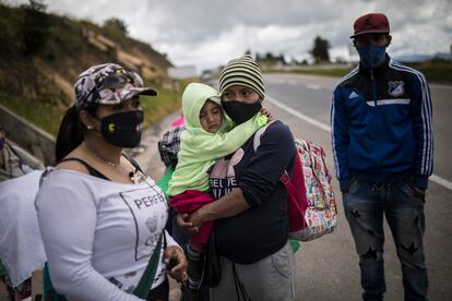 Migrantes venezolanos pasan por la ciudad de Tunja, en su camino a Bogotá.