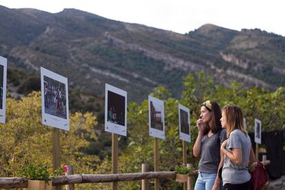 Visitantes del festival, ven la exposición '10 años que cambiaron Ascaso'.