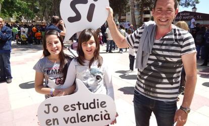 Participantes en una campa&ntilde;a por la ense&ntilde;anza en valenciano en Sant Mateu. 