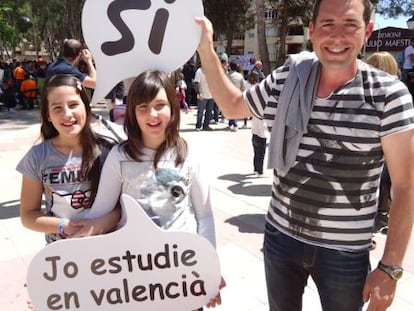 Participantes en una campa&ntilde;a por la ense&ntilde;anza en valenciano en Sant Mateu. 