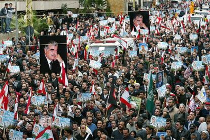 Miles de personas han salido a las calles de Beirut para dar el último adiós al ex primer ministro asesinado.