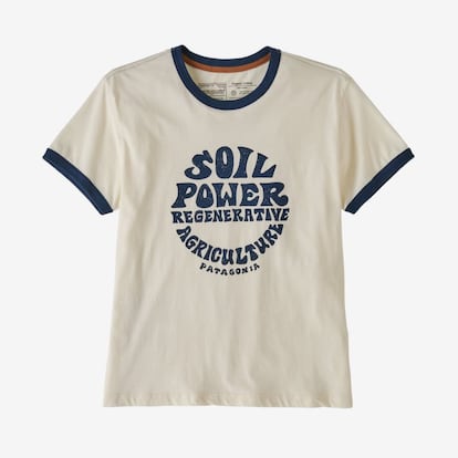 Detener el cambio climático con una camiseta. Ese es el reto de la última colección de Patagonia. Esta serie forma parte de un ensayo de cultivo de algodón en más de 150 granjas de pequeña escala cuyo objetivo es obtener la certificación Regenerative Organic Certified. Gracias a que un suelo sano atrapa el carbono, este movimiento en auge podría ayudar a detener el cambio climático. En la imagen, camiseta con cuello en contraste Road to Regenerative. Precio: 35 euros.