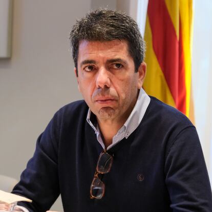 ALICANTE, 14/12/2024.- El presidente de la Comunidad Valenciana, Carlos Mazón, durante una reunión de trabajo con representantes de cofradías de pescadores, este sábado en La Casa de las Brujas de Alicante. EFE/Pablo Miranzo