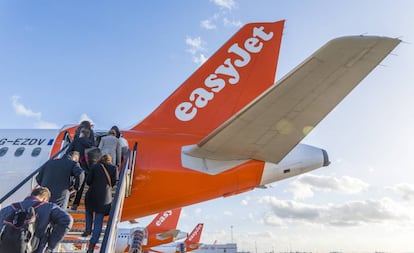 Un grupo de viajeros accede a un avión de Easyjet.