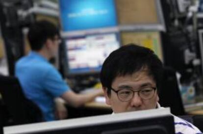 Un corredor de bolsa surcoreano observa los monitores en la sede del Exchange Bank de Seúl (Corea del Sur). EFE/Archivo