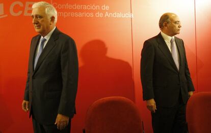 Santiago Herrero y Gerardo Díaz Ferrán, presidente de la CEOE, durante la asamblea de la CEA (patronal andaluza), en la que Herrero fue reelegido presidente en marzo 2010.