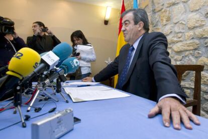 Francisco Álvarez-Cascos, anuncia su marcha del PP en un hotel de Oviedo.