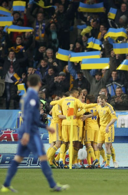 Los jugadores de Ucrania celebran uno de sus goles a Francia.