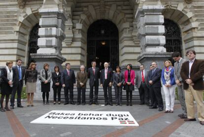 Bilbao, en el centro, flanqueado por sus antecesores José Alberto Pradera (a su izquierda) y Josu Bergara, con varios junteros en el acto de ayer.