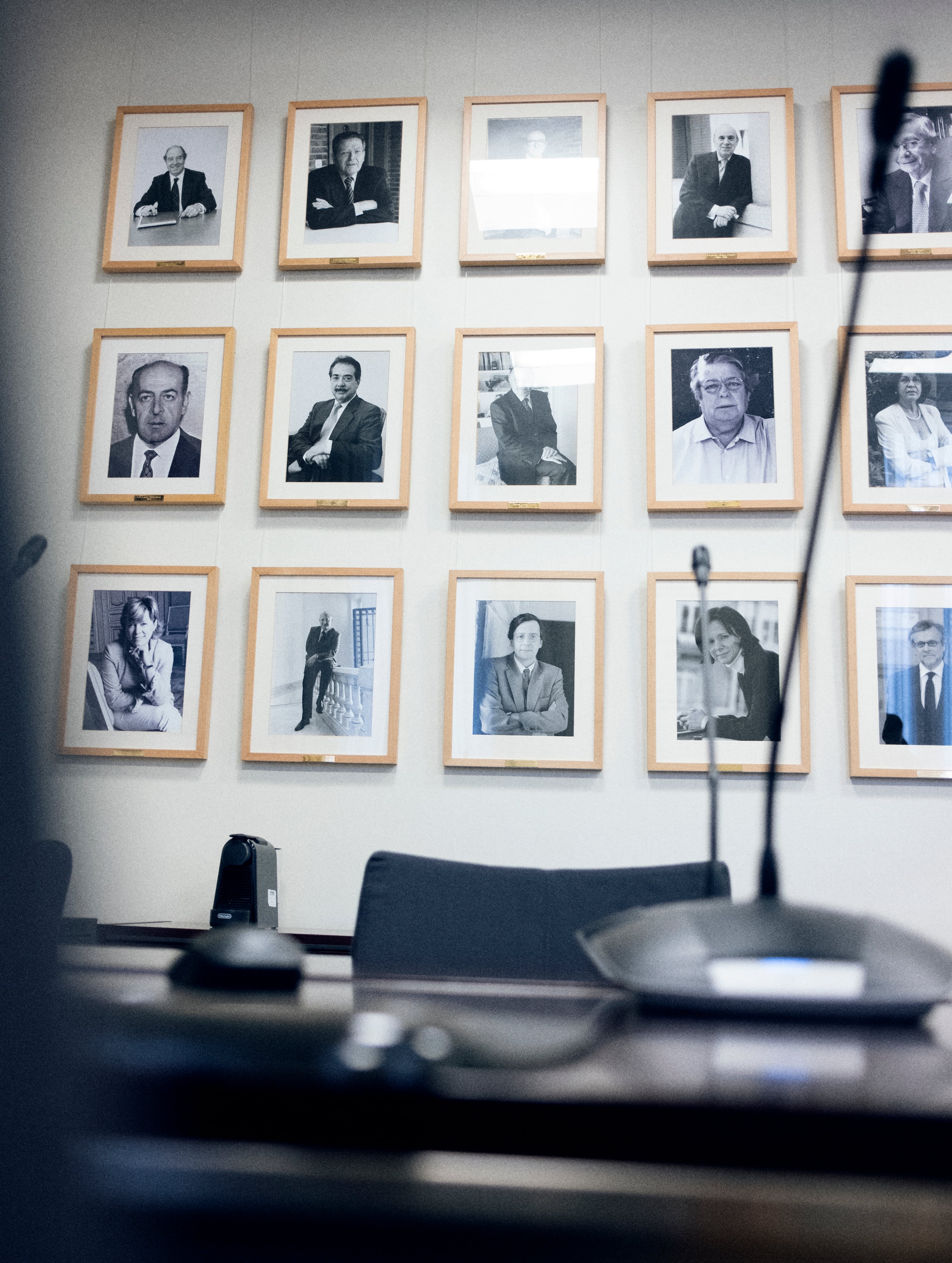 La sala de análisis del CIS con los retratos de los anteriores responsables del Centro de Investigaciones Sociológicas.