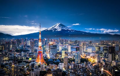 Vista de la capital japonesa con la Torre de Tokio y el monte Fuji al fondo. 