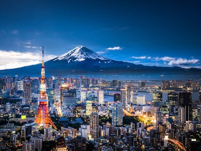 Vista de la capital japonesa con la Torre de Tokio y el monte Fuji al fondo. 