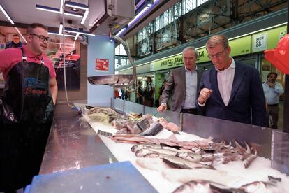 El líder del PP, Alberto Núñez Feijóo (a la izquierda), y el alcalde de Zaragoza, Jorge Azcón, visitan un mercado el jueves.